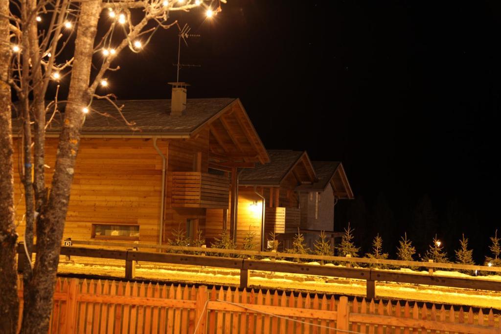 Baita Aurora Aparthotel Predazzo Bagian luar foto