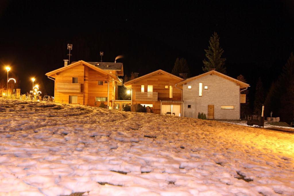 Baita Aurora Aparthotel Predazzo Bagian luar foto